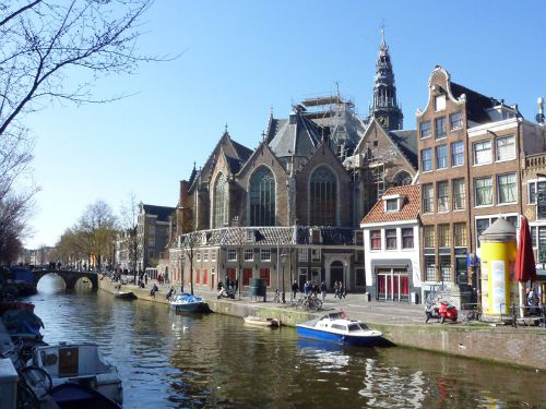 Oude Kerk in Amsterdam. Es ist das älteste Gebäude in Amsterdam und eine Oase des Lichts, des Raums und der Ruhe. Buchen Sie einen privaten Stadtrundgang über das alte und neue Amsterdam, über Architektur und Geschichte.