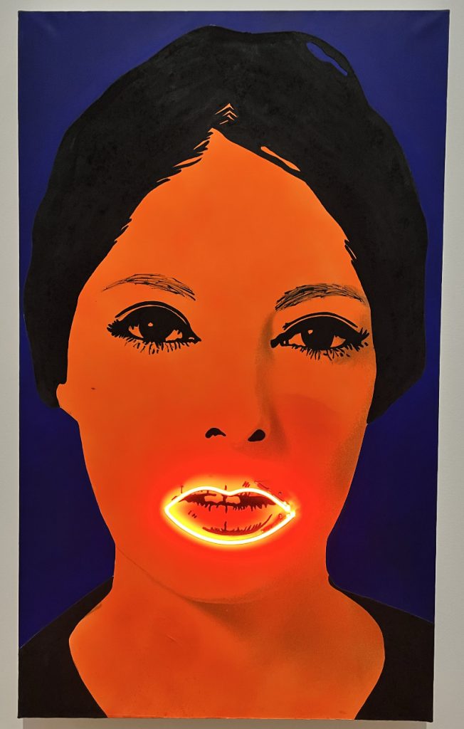 Elaine Sturtevant (1924-2014), Raysse Tableau à haute tension, Acrylfarbe, Collage und Neonlicht auf Leinwand, 162x97cm., 1969, Stedelijk Museum, Amsterdam.